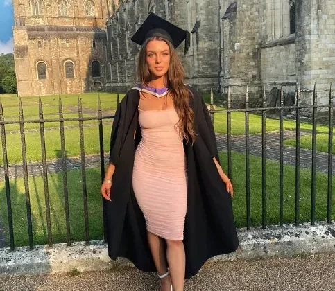 21 Gorgeous Graduation Outfit Ideas for Every Graduate